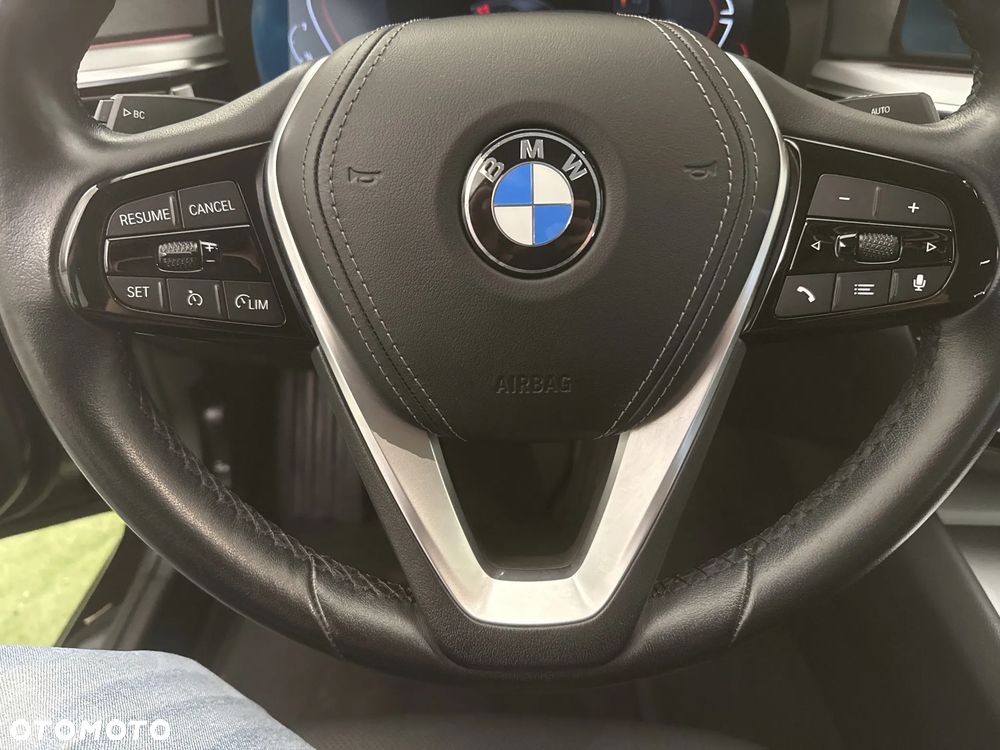 BMW Seria 5 520i mHEV - 12