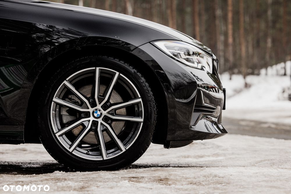 BMW Seria 3 330i Sport Line - 40
