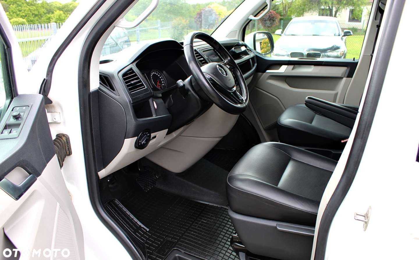 Volkswagen Caravelle - 8