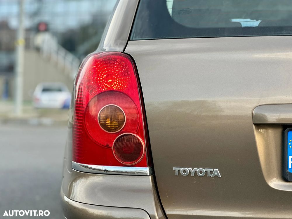 Toyota Avensis 2.0 D-4D Combi Executive - 11