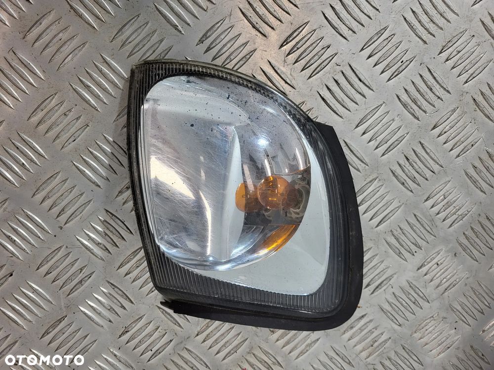 Nissan Terrano II Kierunkowskaz Prawy Przód - 1