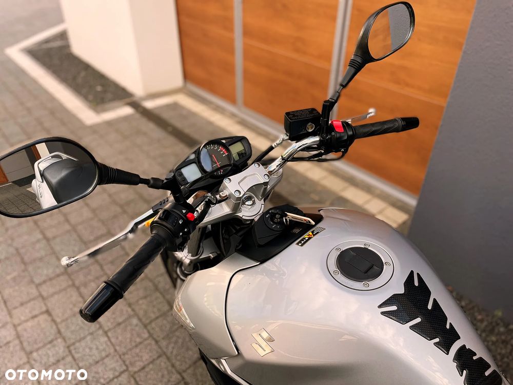 Suzuki GSR - 7