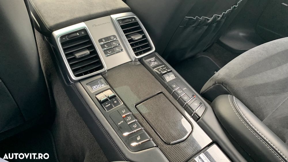 Porsche Panamera 4.8 PDK GTS - 18