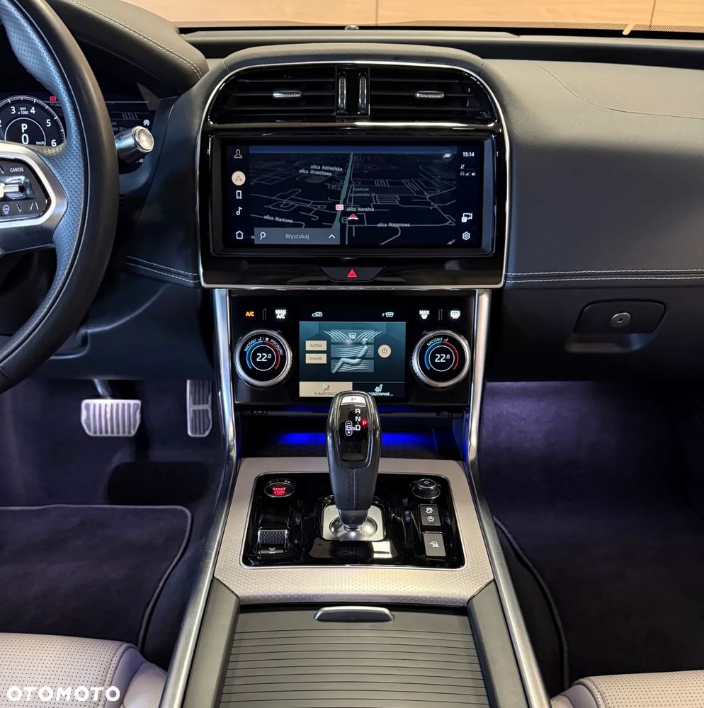 Jaguar XE - 15