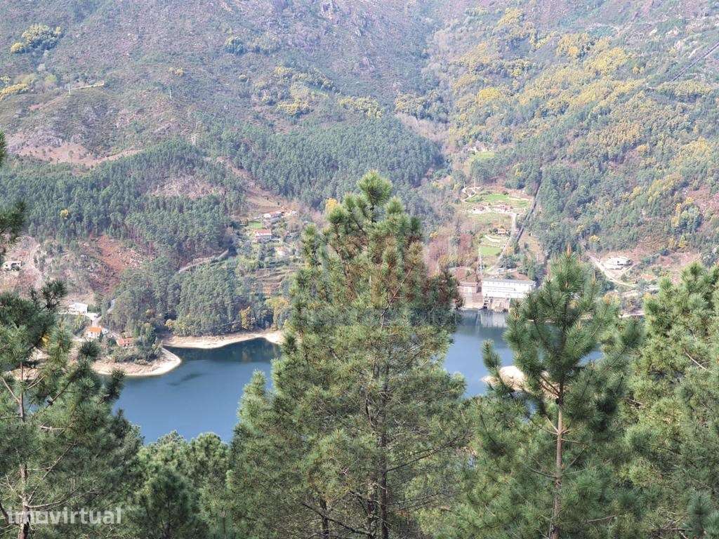 Terreno com 7000m2 junto à barragem no Gerês - Braga - Grande imagem: 3/9