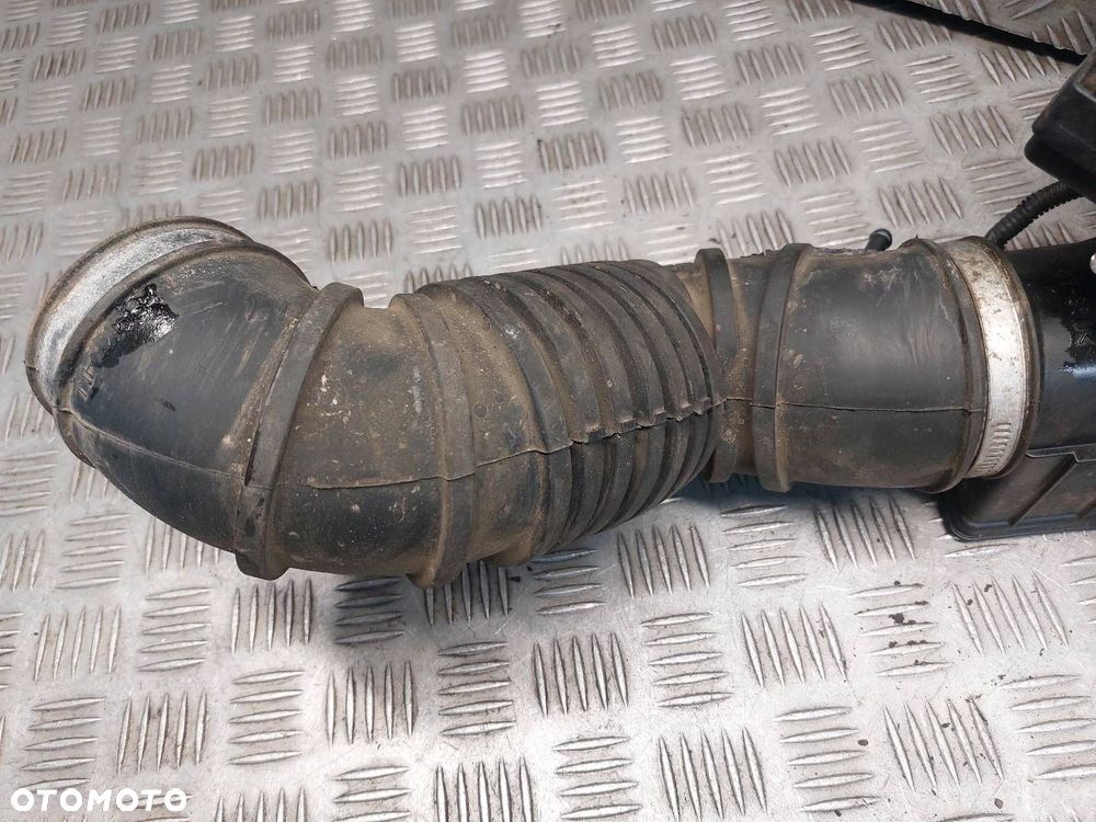 OBUDOWA FILTRA PRZEPŁYWOMIERZ RURA DOLOT MITSUBISHI CARISMA I E5T05271 - 4