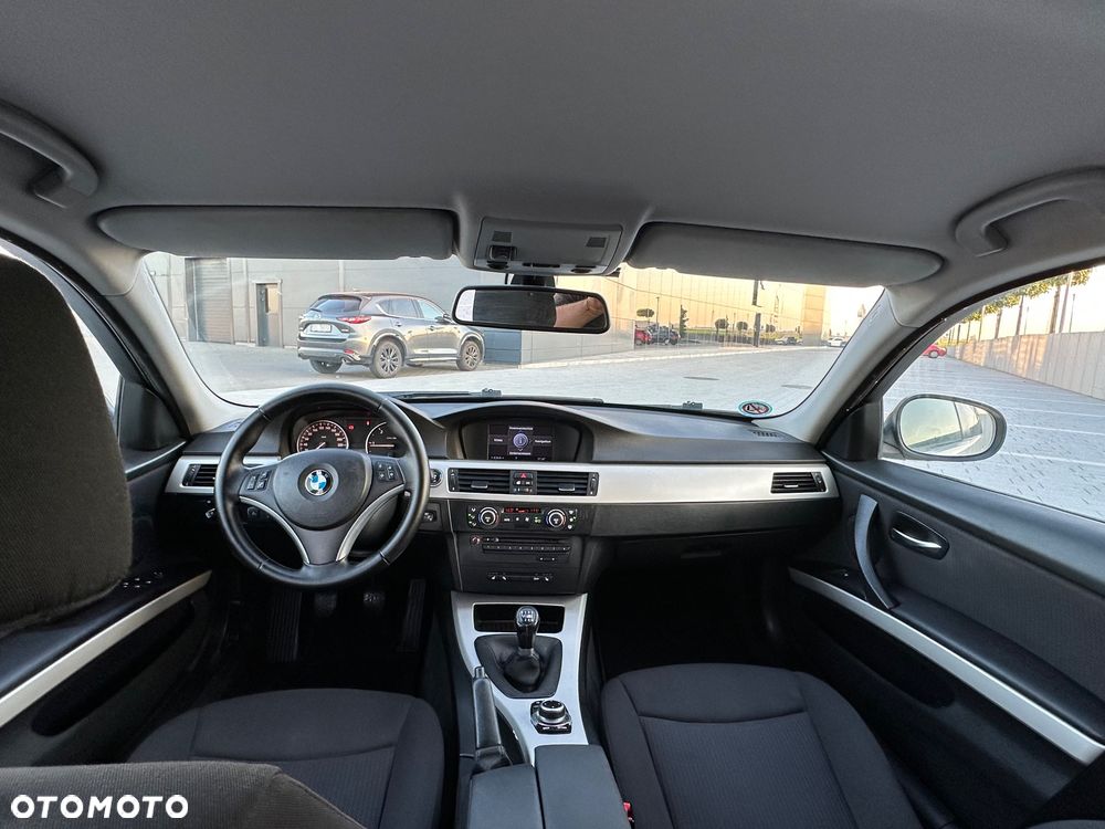 BMW Seria 3 318d - 23