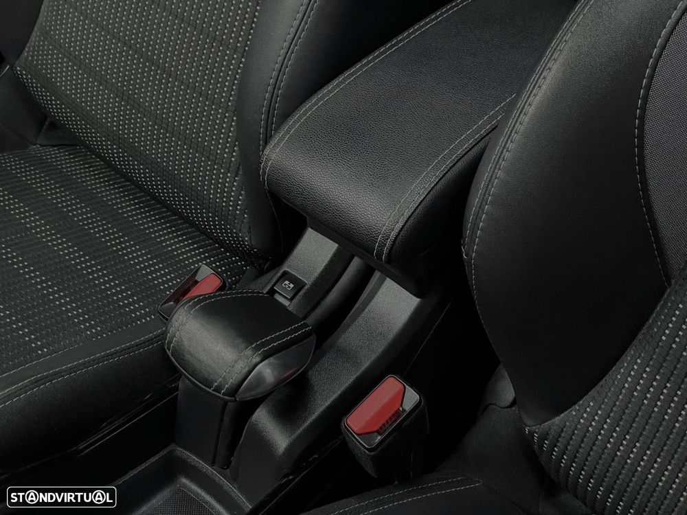 Peugeot 2008 1.2 PureTech Allure EAT6 - 23