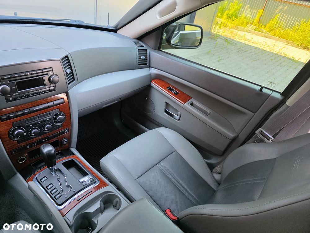Jeep Grand Cherokee 5.7 4x4 Overland - 32