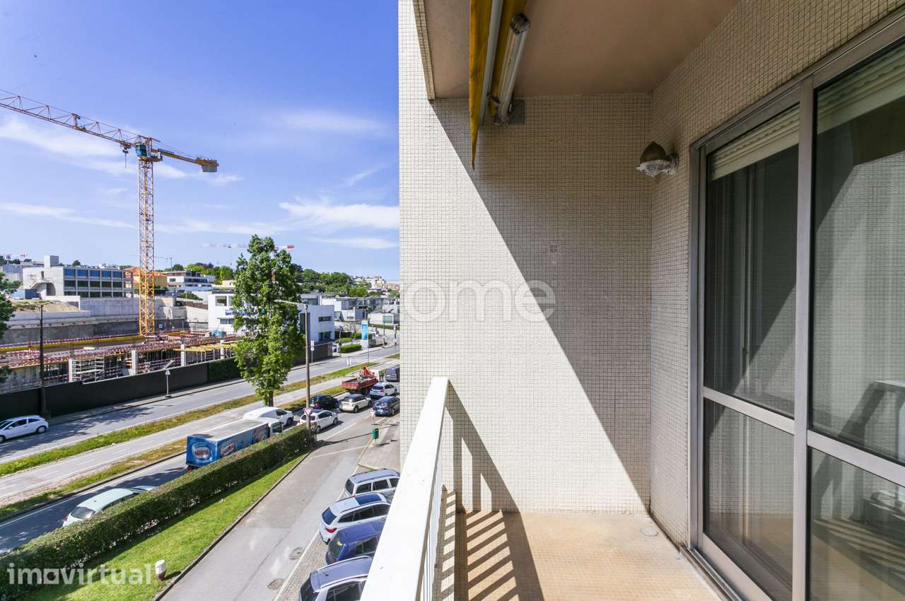Excelente T4 com áreas generosas, garagem e arrumos | Av. da Boavis... - Grande imagem: 3/39