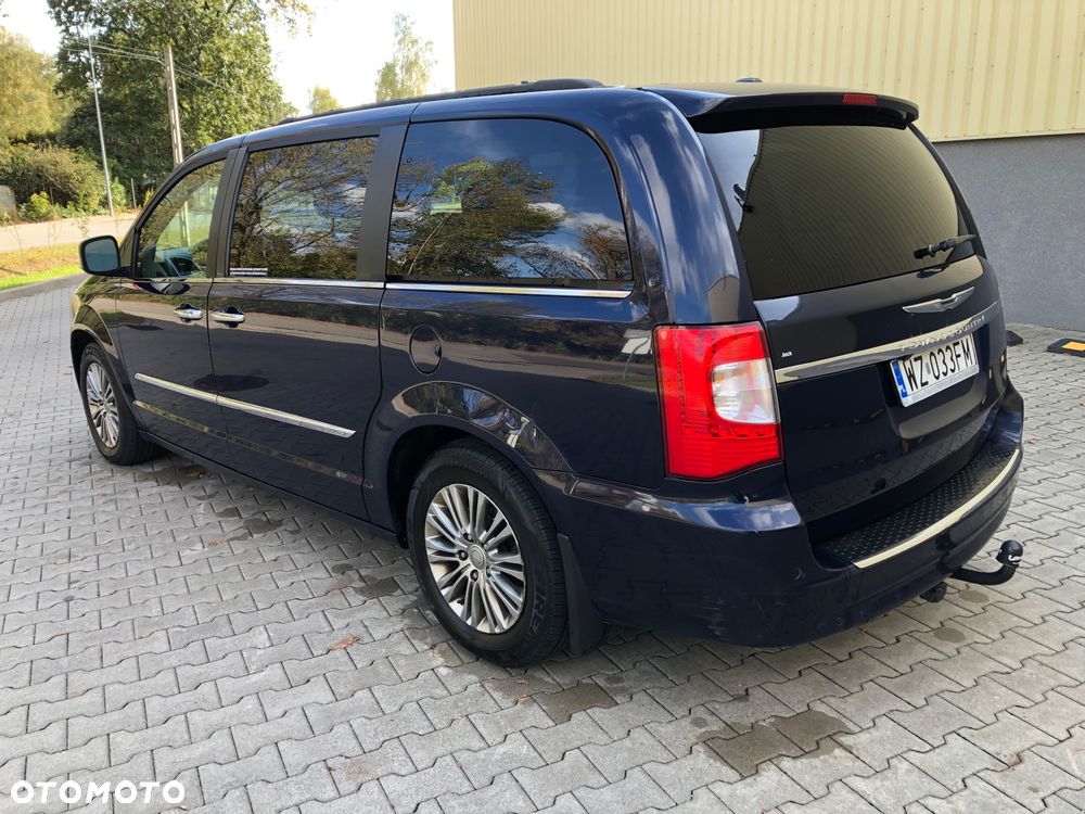 Chrysler Town & Country - 7
