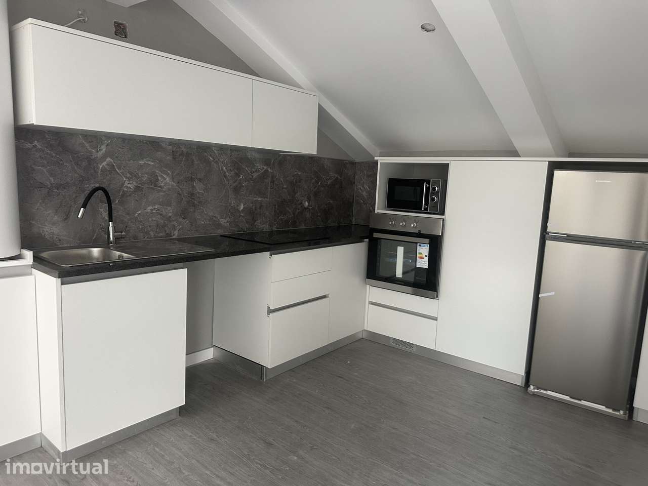 Apartamento T.3 - Em sótão - Acabado de remodelar em Leiria - Grande imagem: 2/11