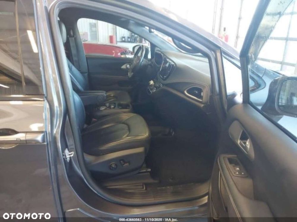 Chrysler Pacifica - 9