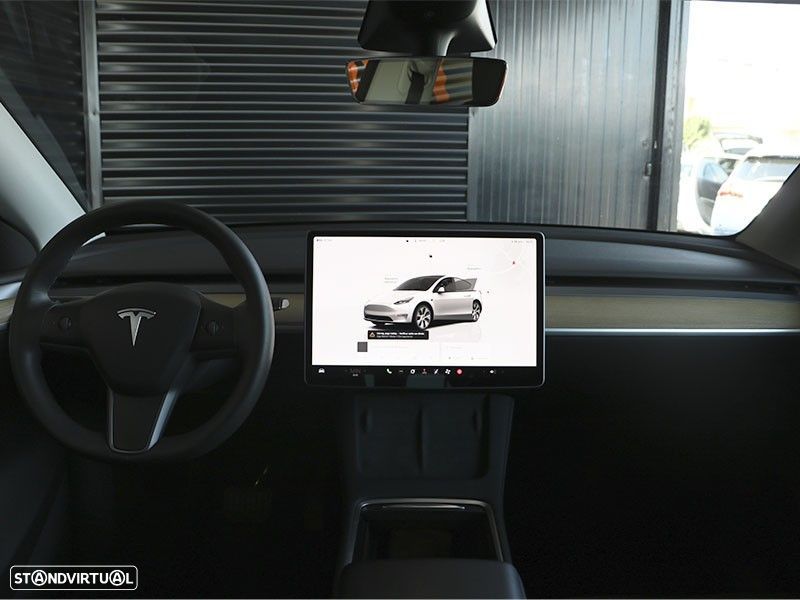 Tesla Model Y - 8