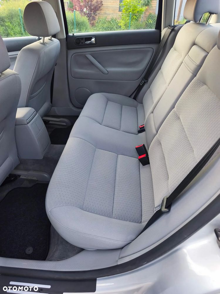 Volkswagen Passat 1.6 - 8