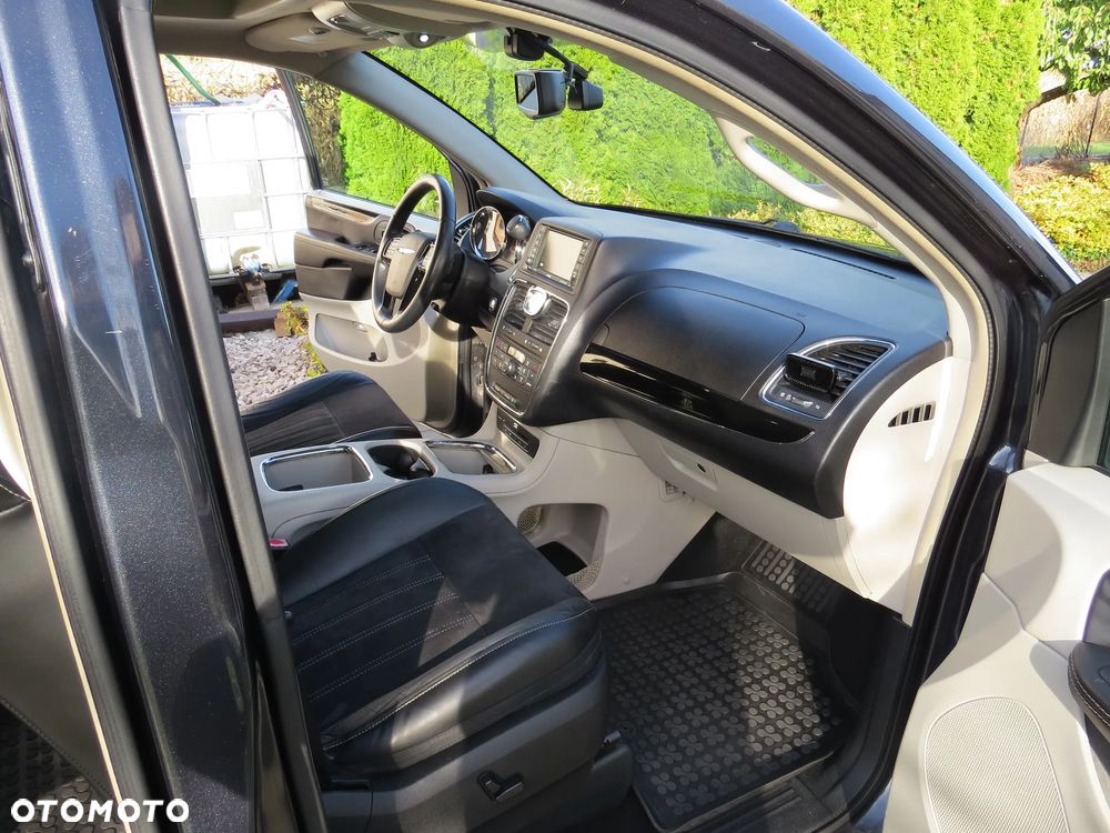 Chrysler Town & Country 3.6 Limited - 11