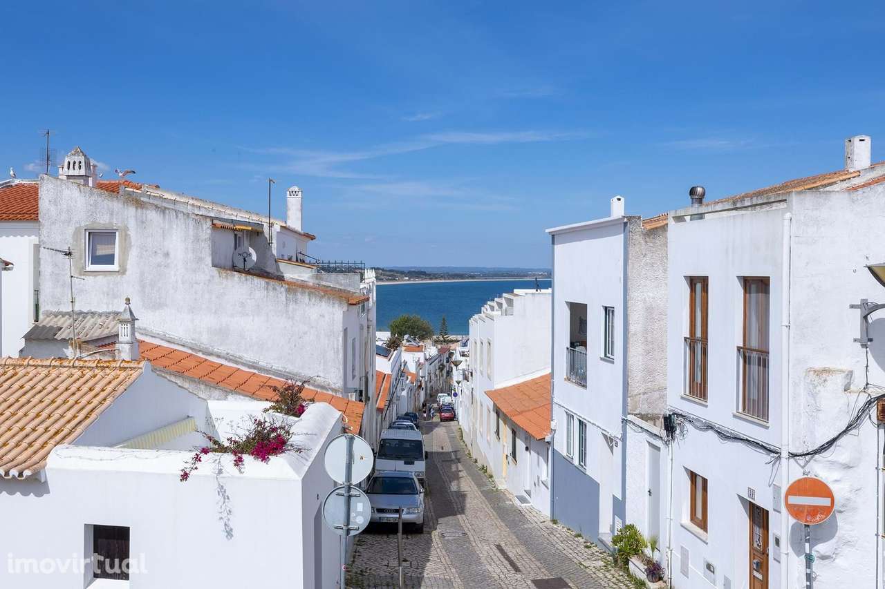 ACOLHEDORA MORADIA COM VISTA MAR PARA VENDA NO CENTRO HISTÓRICO DE LAG - Grande imagem: 3/27