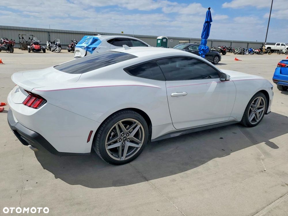 Ford Mustang - 4