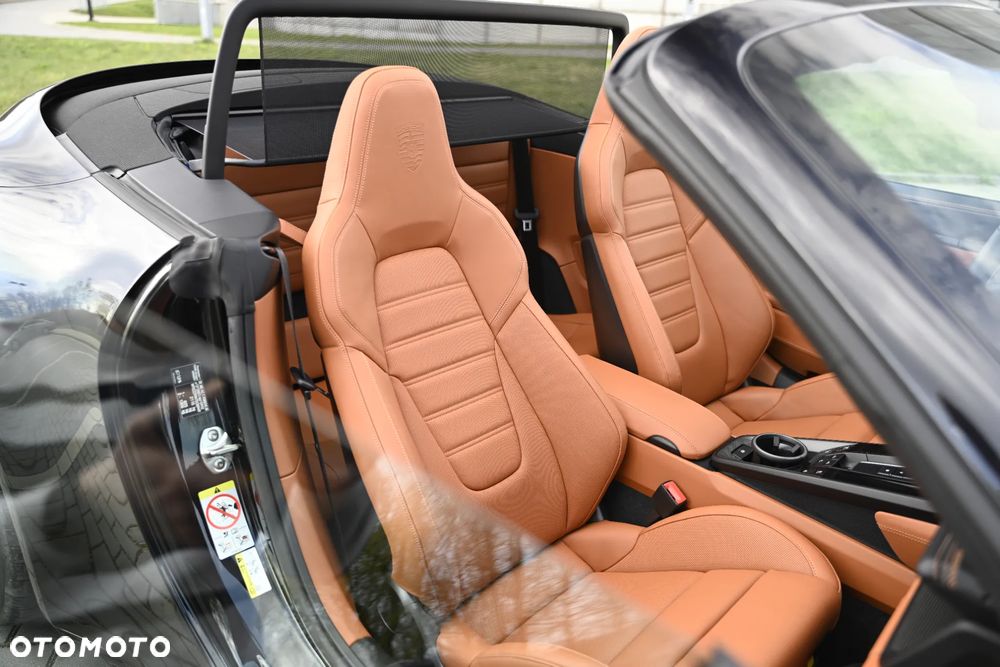 Porsche 911 Carrera 4 GTS - 23