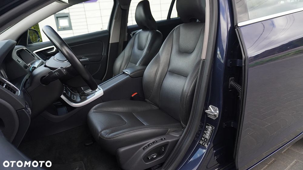 Volvo V60 D6 AWD Plug-in Hybrid Momentum - 24