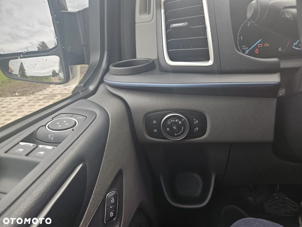 Ford Tourneo Custom - 32