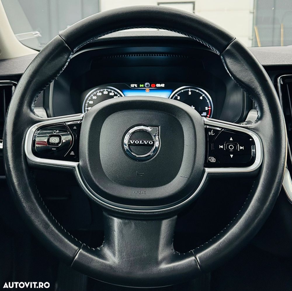 Volvo V90 D3 Momentum Pro - 32
