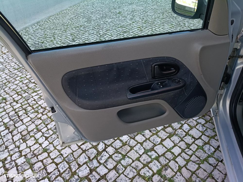 Renault Clio 1.2 16V Confort - 12