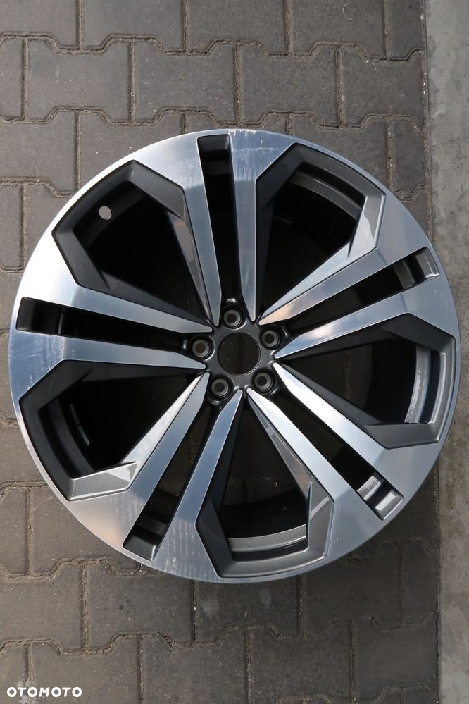 AD15 Felga Audi Q8 Uszkodzona 4M8601025K 10x22et21 - 1