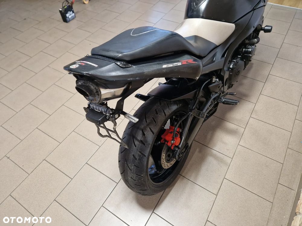 Suzuki GSR - 23