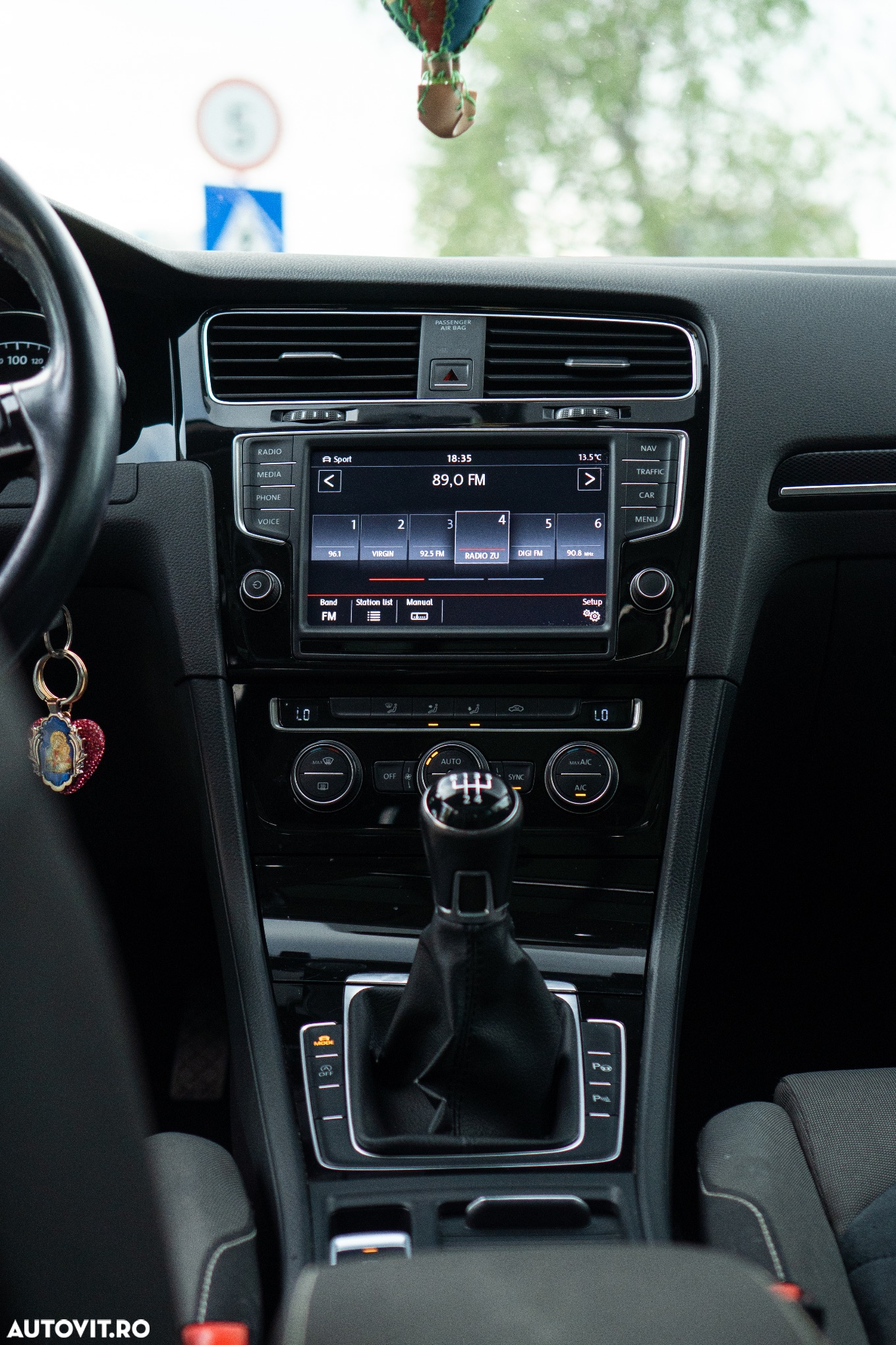 Volkswagen Golf 1.6 TDI DPF BlueMotion Technology Highline - 27
