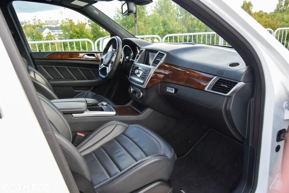 Mercedes-Benz ML 63 AMG 4Matic AMG SPEEDSHIFT 7G-TRONIC AMG Performance Package - 26