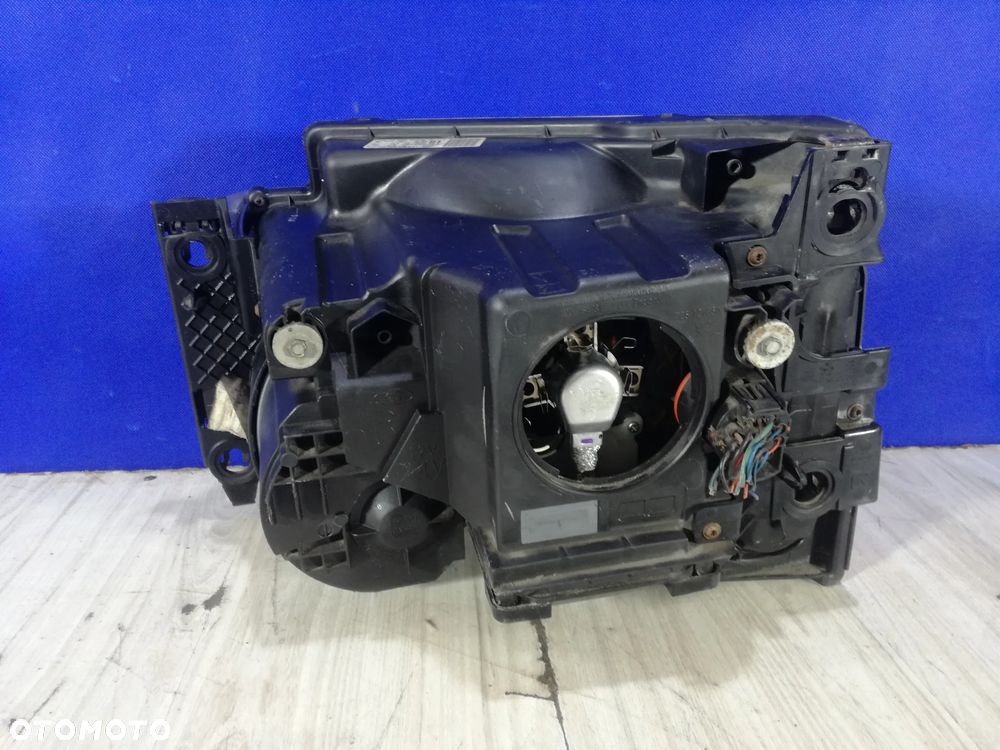 Land Rover Discovery 3 III lampa reflektor przód prawy Bi-Xenon Europa - 2