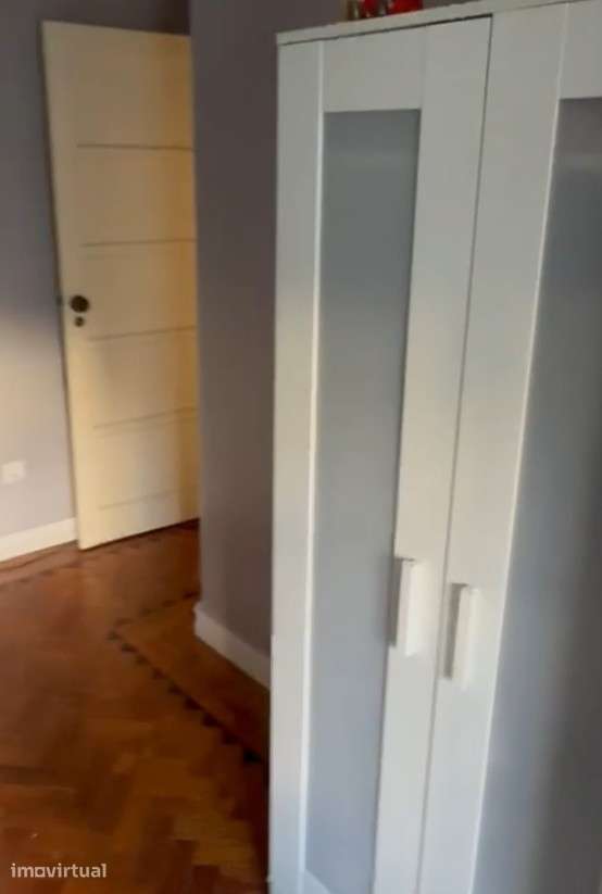 Quarto com cama individual com ar condicionado e casa de banho privada - Grande imagem: 4/10