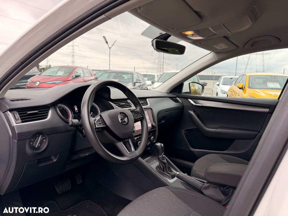 Skoda Octavia Combi Diesel 1.6 TDI DSG Style - 8