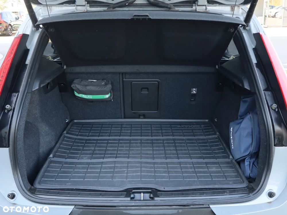 Volvo XC 40 B4 Plus Dark - 17