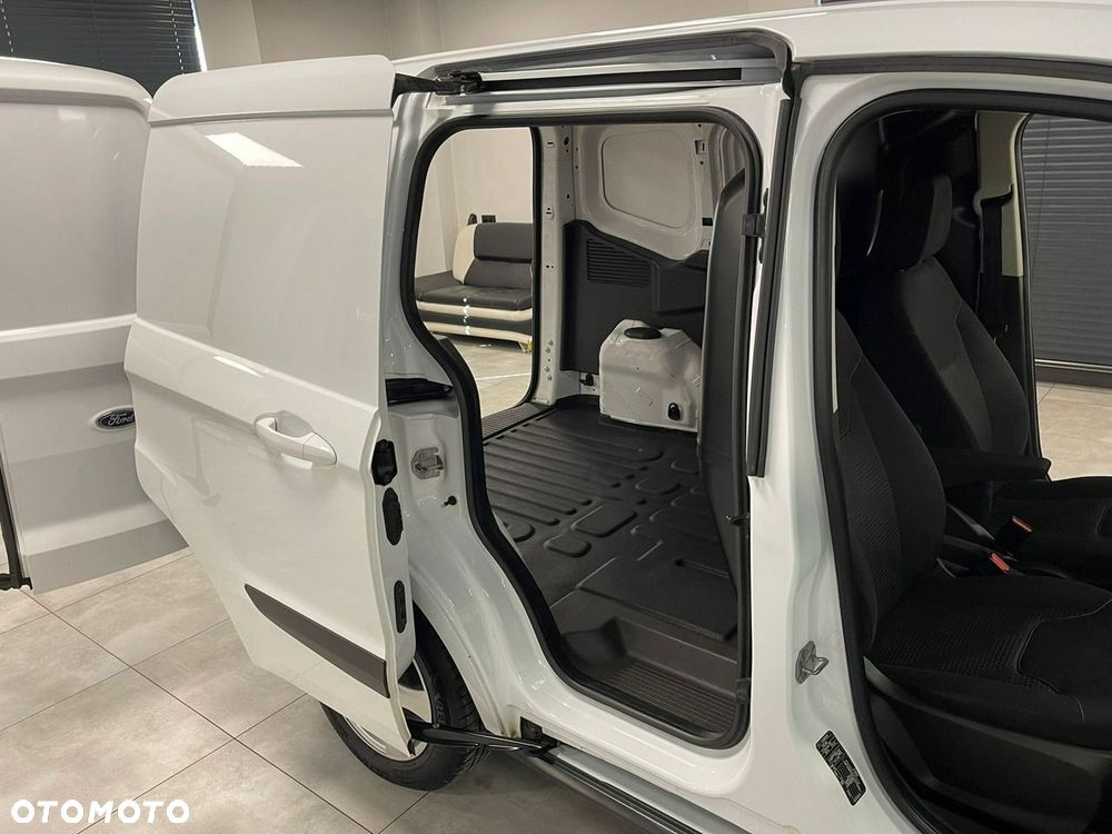 Ford Transit Courier - 29