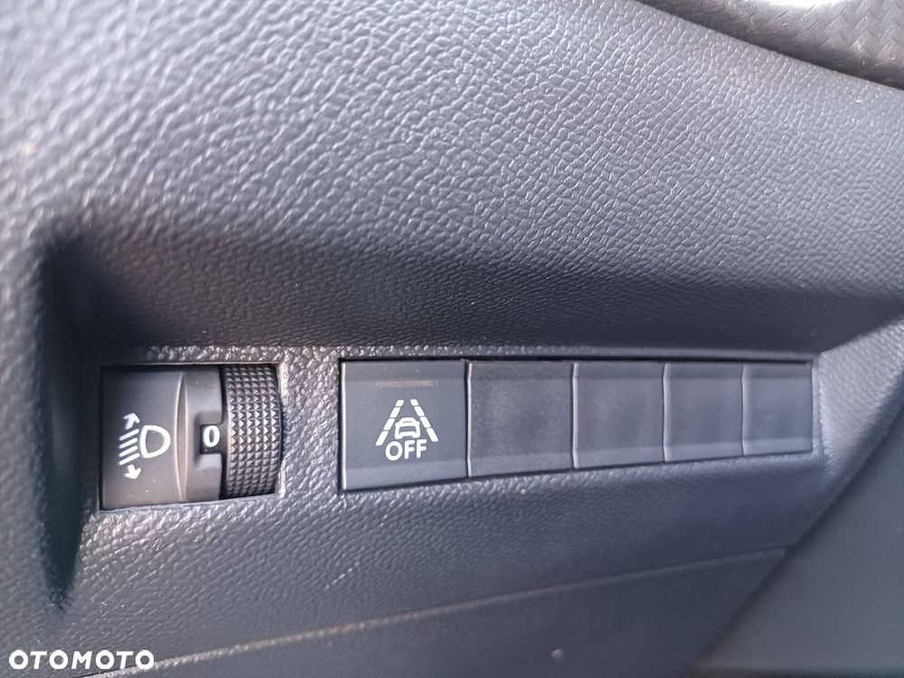 Peugeot 208 - 30