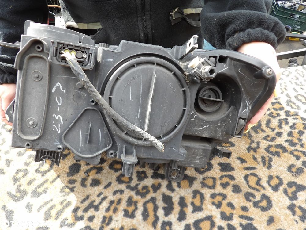 BMW - F25 - H7 - PRAWA LAMPA PRZEDNIA - UŁAMANE UCHWYTY - UK - 7217290 - 4