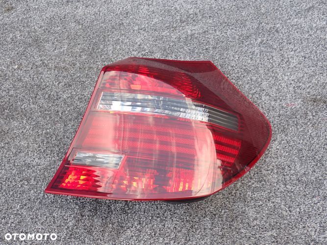 BMW E87 1 LIFT 06-10 lampa prawa tylna tył CIEMNA - 1