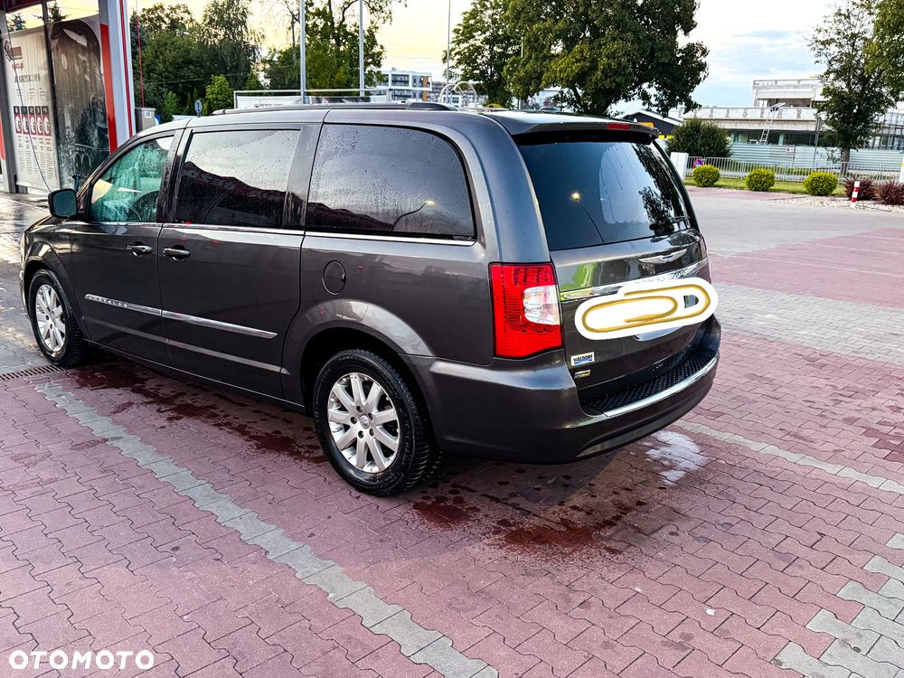 Chrysler Town & Country - 4