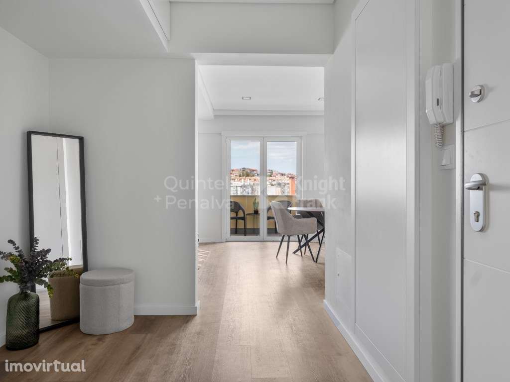 Apartamento T3 renovado, com varanda para venda em Benfica - Grande imagem: 5/25