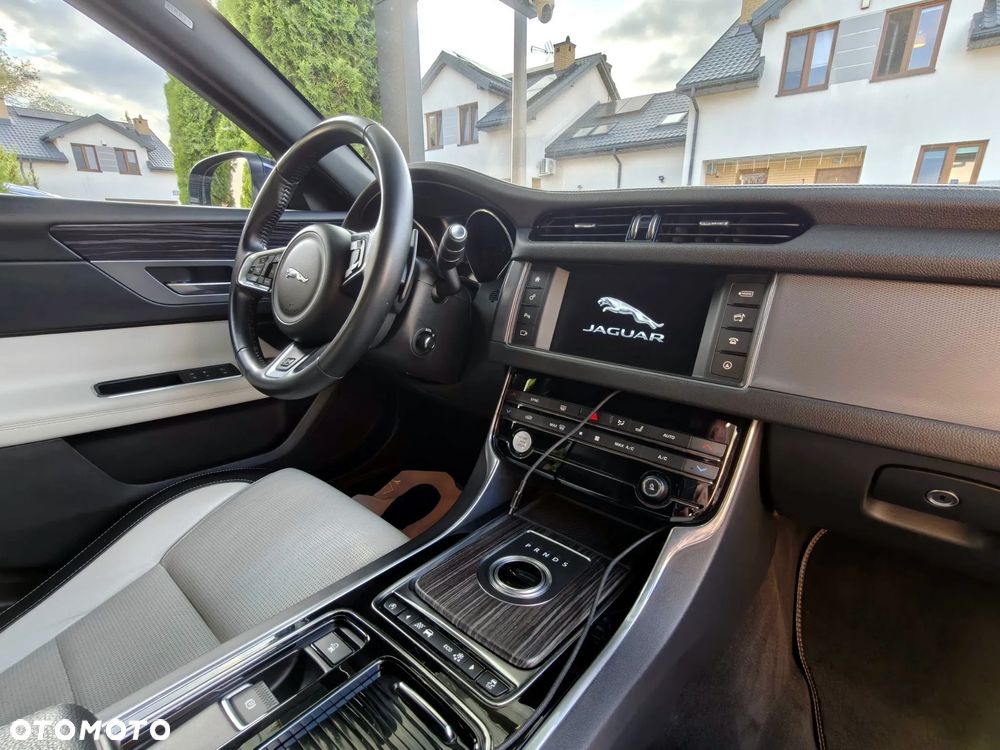 Jaguar XF 2.0 i4D R-Sport - 24