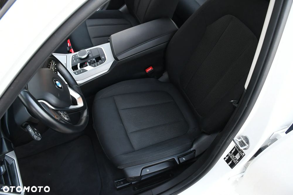 BMW Seria 3 318d mHEV - 24