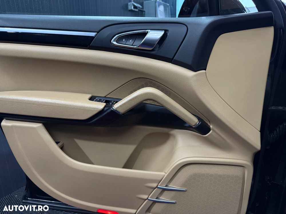 Porsche Cayenne 3.0 L - 8