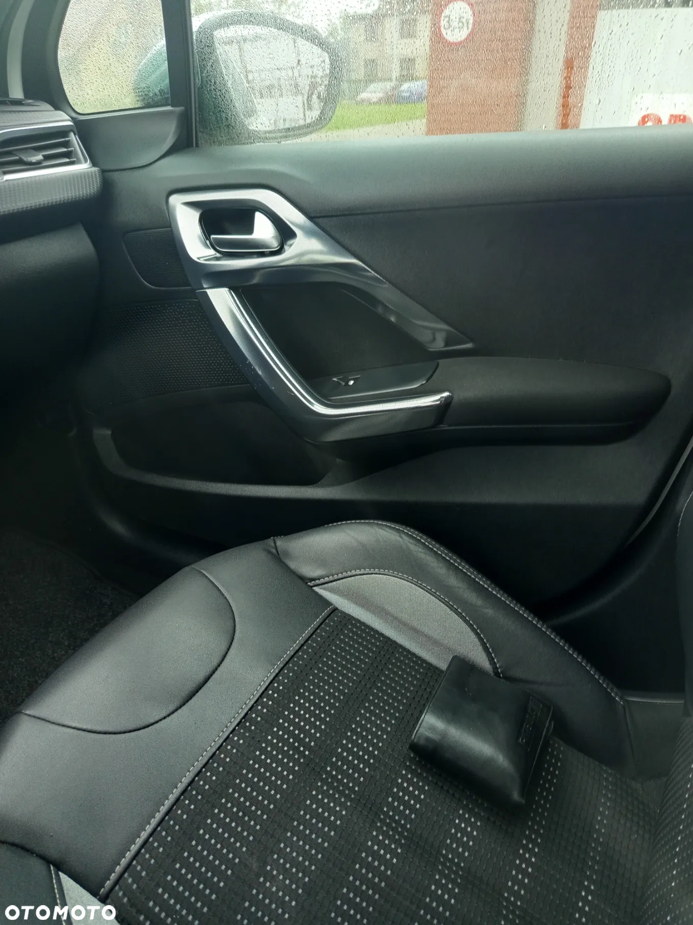 Peugeot 2008 1.6 e-HDi Allure S&S - 17
