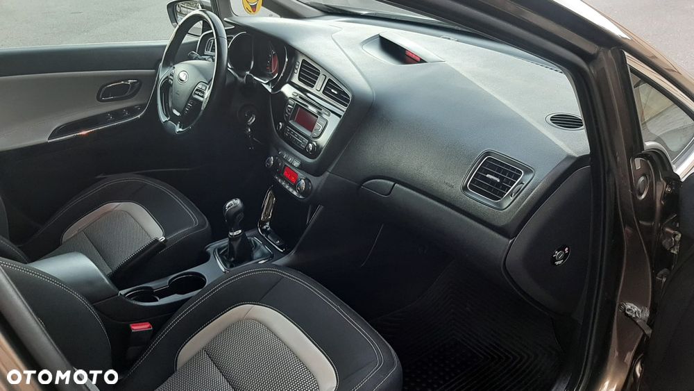 Kia Ceed 1.6 GDI Dream Team Edition - 30