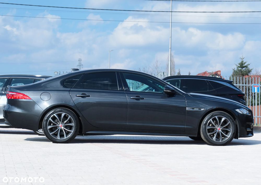 Jaguar XF 20d R-Sport - 38