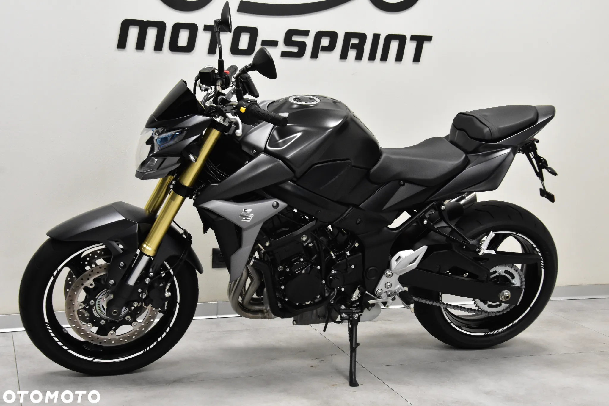 Suzuki GSR - 4