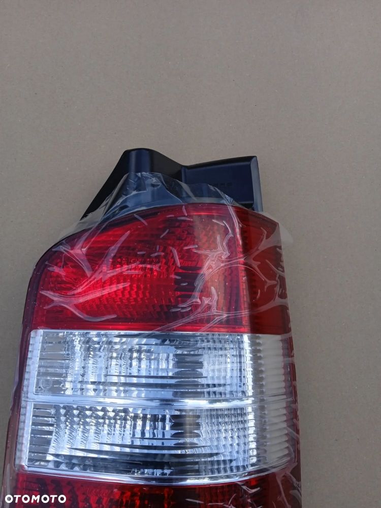LAMPA TYLNA PRAWA VW TRANSPORTER T5  03-15 KLAPA 1-DRZWI TYLNE NOWA - 2