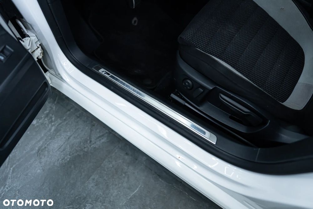 Volkswagen Passat 2.0 TDI DSG BlueMotion Technology R-Line - 31